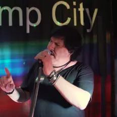 Stomp Cityを聴いたり、ミュージックビデオを鑑賞したり、経歴やツアー日程などを確認したりしましょう！
