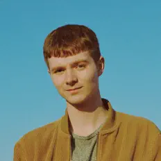 Le Dadを聴いたり、ミュージックビデオを鑑賞したり、経歴やツアー日程などを確認したりしましょう！