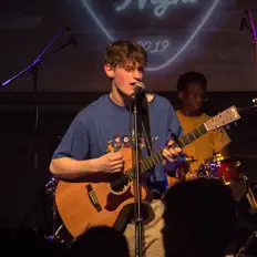 Hör dir Peter Barrington an, schau dir Musikvideos an, lies die Biografie, finde Tourdaten und mehr!