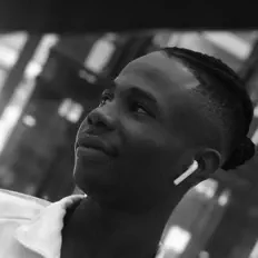 Krista सुनें, म्यूज़िक वीडियो देखें, बायो पढ़ें, दौरे की तारीखें और बहुत कुछ देखें!