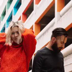Poslechněte si interpreta COLORHOUSE, sledujte hudební videa, přečtěte si životopis, podívejte se na data turné a další informace.