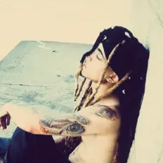 Poslechněte si interpreta J.Tyler, sledujte hudební videa, přečtěte si životopis, podívejte se na data turné a další informace.