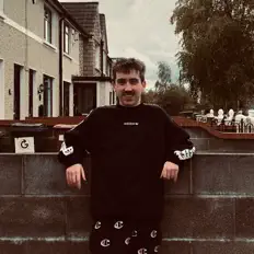 Écoutez Aaron Connery, regardez des vidéoclips, lisez la biographie, consultez les dates de tournée et plus encore !