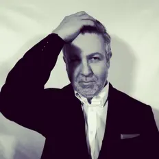 聆聽 Positively Dark、觀看音樂影片、閱讀小傳、查看巡演日期等！