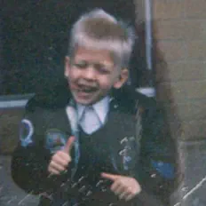 Hör dir Jeanyus an, schau dir Musikvideos an, lies die Biografie, finde Tourdaten und mehr!