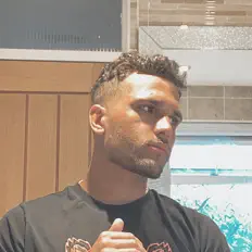 Poslechněte si interpreta Levy, sledujte hudební videa, přečtěte si životopis, podívejte se na data turné a další informace.