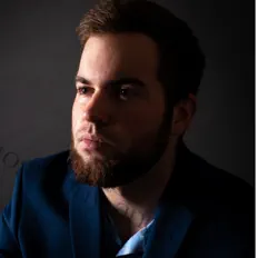 聆聽 Famous H、觀看音樂影片、閱讀小傳、查看巡演日期等！