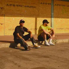 Rhodesを聴いたり、ミュージックビデオを鑑賞したり、経歴やツアー日程などを確認したりしましょう！