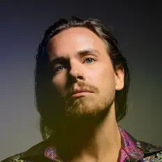 Escucha a Kris Kelly, mira videos musicales, lee su biografía, consulta las fechas de las gira y más.