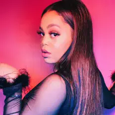 聆聽 Runway Bella、觀看音樂影片、閱讀小傳、查看巡演日期等！