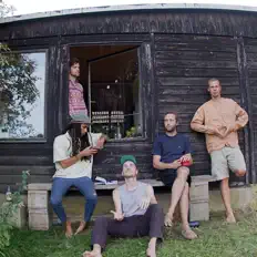 Hör dir 2ersitz an, schau dir Musikvideos an, lies die Biografie, finde Tourdaten und mehr!