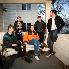 Hör dir Coupons an, schau dir Musikvideos an, lies die Biografie, finde Tourdaten und mehr!