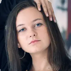 Hör dir Klarisa an, schau dir Musikvideos an, lies die Biografie, finde Tourdaten und mehr!