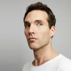 Écoutez Fehér Balázs, regardez des vidéoclips, lisez la biographie, consultez les dates de tournée et plus encore !