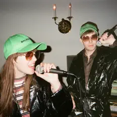 收听 Born At Midnite、观看音乐视频、阅读小传、查看巡演日期等 ！