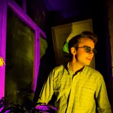 收听 Muzlee、观看音乐视频、阅读小传、查看巡演日期等 ！