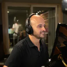 Adrean Farrugiaを聴いたり、ミュージックビデオを鑑賞したり、経歴やツアー日程などを確認したりしましょう！