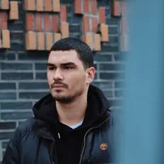 Poslechněte si interpreta AMO, sledujte hudební videa, přečtěte si životopis, podívejte se na data turné a další informace.