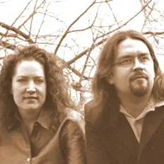 聆聽 Tangled Blue、觀看音樂影片、閱讀小傳、查看巡演日期等！