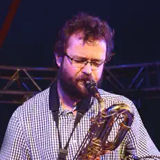 聆聽 Mick Foster、觀看音樂影片、閱讀小傳、查看巡演日期等！