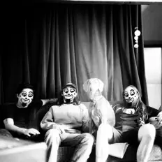 Careenを聴いたり、ミュージックビデオを鑑賞したり、経歴やツアー日程などを確認したりしましょう！