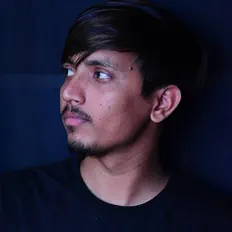 Poslechněte si interpreta Traxeon, sledujte hudební videa, přečtěte si životopis, podívejte se na data turné a další informace.