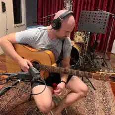 Julzを聴いたり、ミュージックビデオを鑑賞したり、経歴やツアー日程などを確認したりしましょう！