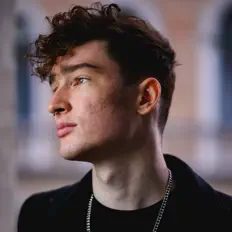 Fehér Holló을(를) 듣고, 뮤직 비디오를 보고, 약력을 읽고, 투어 일정 등을 확인하세요!