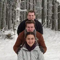 Cokarを聴いたり、ミュージックビデオを鑑賞したり、経歴やツアー日程などを確認したりしましょう！