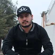 Poslechněte si interpreta Julio Cee, sledujte hudební videa, přečtěte si životopis, podívejte se na data turné a další informace.