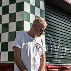 Jopez dinle, müzik videolarını izle, biyografisini oku, tur tarihlerini ve daha fazlasını gör!