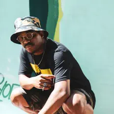 Escucha a QT, mira videos musicales, lee su biografía, consulta las fechas de las gira y más.