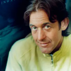 Tot Taylorを聴いたり、ミュージックビデオを鑑賞したり、経歴やツアー日程などを確認したりしましょう！