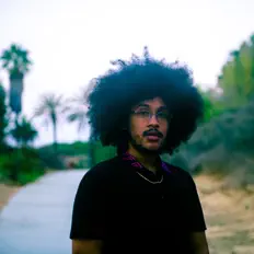 MaxiMilienを聴いたり、ミュージックビデオを鑑賞したり、経歴やツアー日程などを確認したりしましょう！