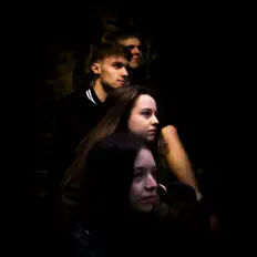 Ouça Aftermath, assista a videoclipes, leia a biografia, veja as datas das turnês e mais!