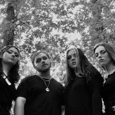 Runaway After Darkを聴いたり、ミュージックビデオを鑑賞したり、経歴やツアー日程などを確認したりしましょう！