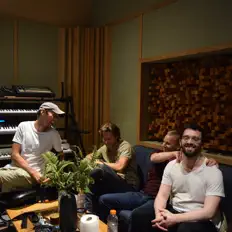 收听 Ridgeview、观看音乐视频、阅读小传、查看巡演日期等 ！