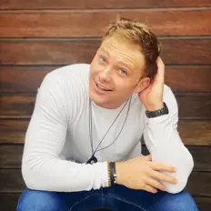 Hör dir Milan Fourie an, schau dir Musikvideos an, lies die Biografie, finde Tourdaten und mehr!