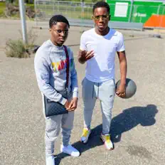 Merra & Rmb सुनें, म्यूज़िक वीडियो देखें, बायो पढ़ें, दौरे की तारीखें और बहुत कुछ देखें!