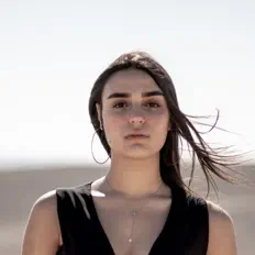 聆聽 עופרי כלפון、觀看音樂影片、閱讀小傳、查看巡演日期等！