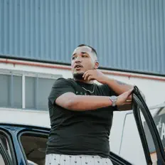 Hör dir YoungPlayer an, schau dir Musikvideos an, lies die Biografie, finde Tourdaten und mehr!