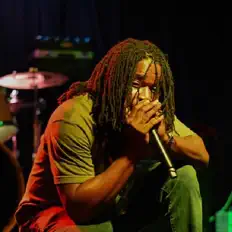 Halothehuman dinle, müzik videolarını izle, biyografisini oku, tur tarihlerini ve daha fazlasını gör!