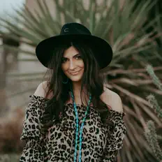 Escucha a Bailey Julian, mira videos musicales, lee su biografía, consulta las fechas de las gira y más.