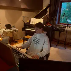 Clubmates सुनें, म्यूज़िक वीडियो देखें, बायो पढ़ें, दौरे की तारीखें और बहुत कुछ देखें!