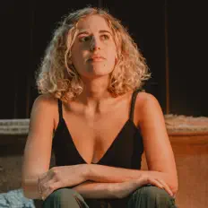 Escucha a Mary Bach, mira videos musicales, lee su biografía, consulta las fechas de las gira y más.