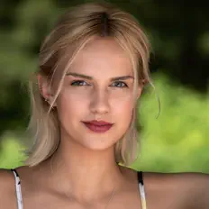 收听 Mazie Rose、观看音乐视频、阅读小传、查看巡演日期等 ！