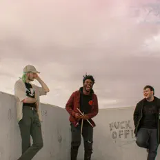 Hör dir Schweinebraten an, schau dir Musikvideos an, lies die Biografie, finde Tourdaten und mehr!