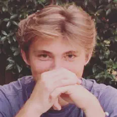 收听 JR、观看音乐视频、阅读小传、查看巡演日期等 ！