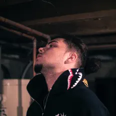 Luister naar Tee Melly, bekijk muziekvideo's, lees de bio, bekijk de tourdata, en meer!