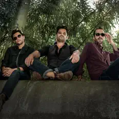 Ouça Les Barbiers Dans la Ville Mauve, assista a videoclipes, leia a biografia, veja as datas das turnês e mais!